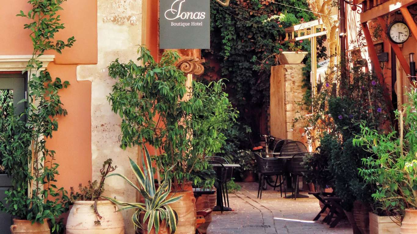 Jardín de hotel boutique con piscina, vegetación mediterránea y zonas de descanso íntimas, diseñado para diferenciar el hotel y mejorar la experiencia del huésped.