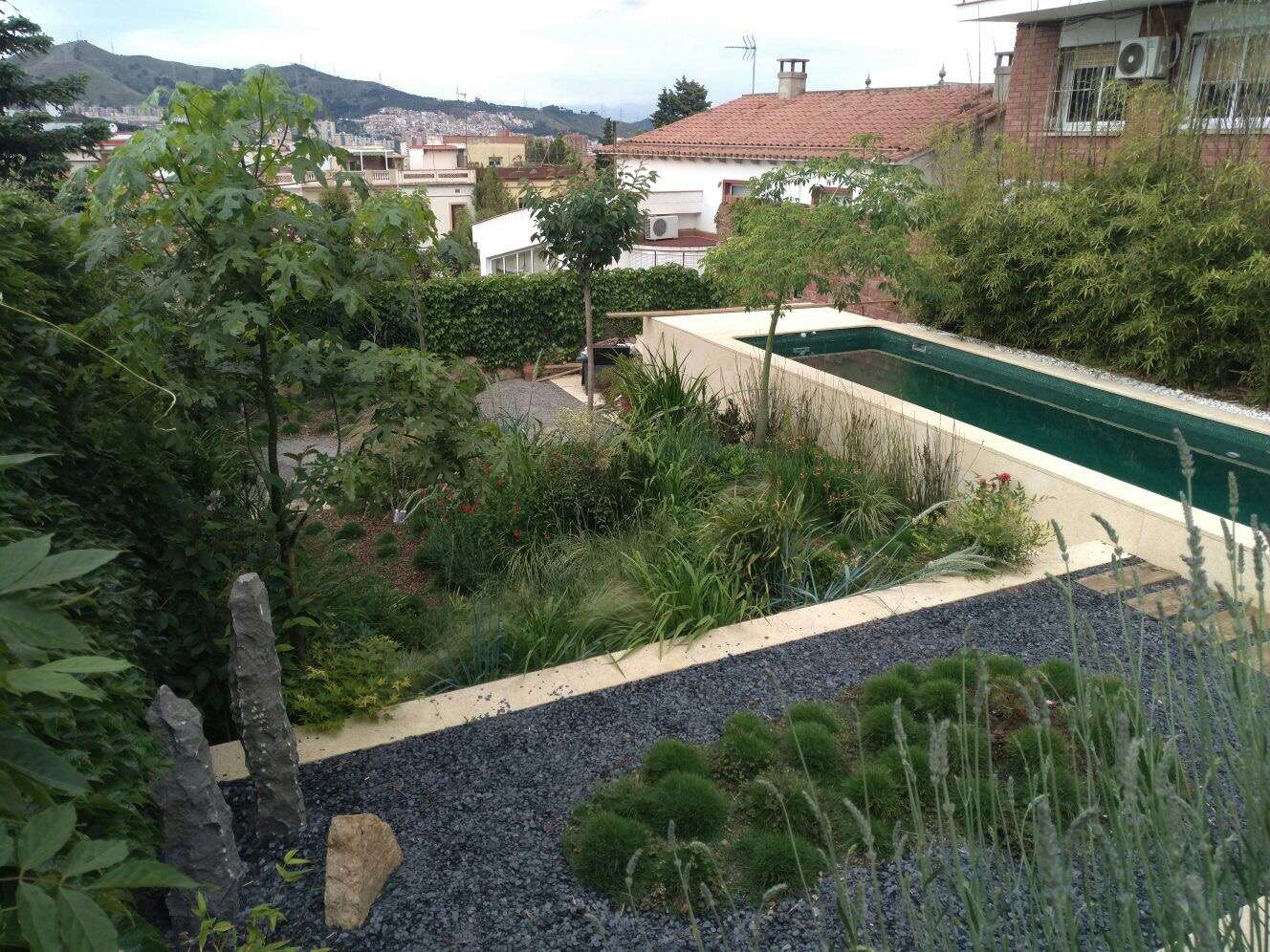 Comparativa visual entre un jardín mediterráneo con grava y aromáticas y un jardín tradicional con gran césped, mostrando diferencias de estilo y mantenimiento.