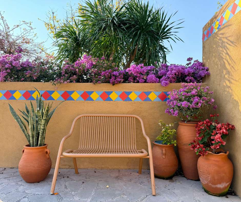 Terraza de ático en Barcelona diseñada como salón exterior, con pérgola, vegetación mediterránea y mobiliario cómodo para aprovechar cada metro cuadrado