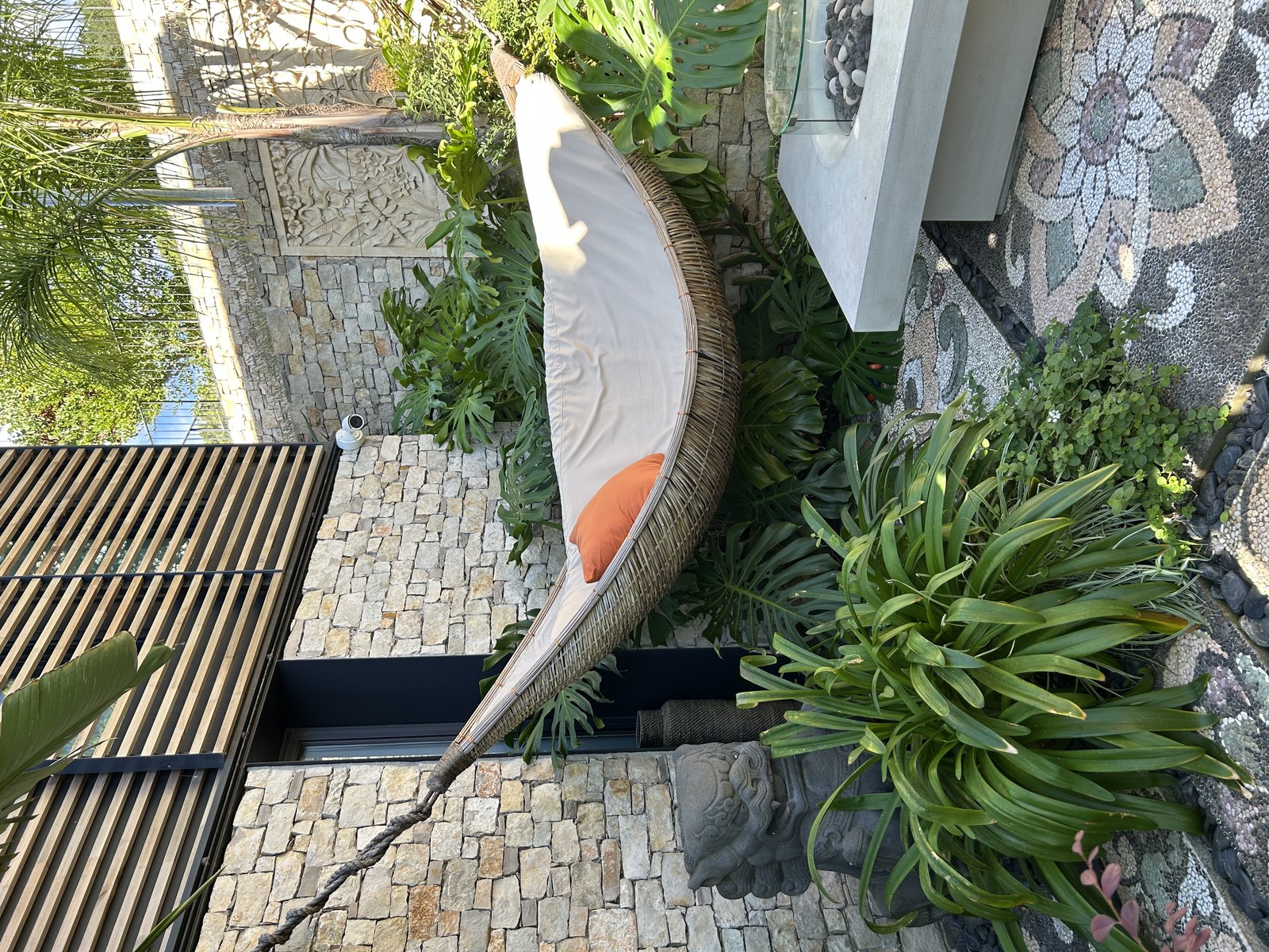 Arriate de jardín mediterráneo con grava, rocas y plantas de bajo riego