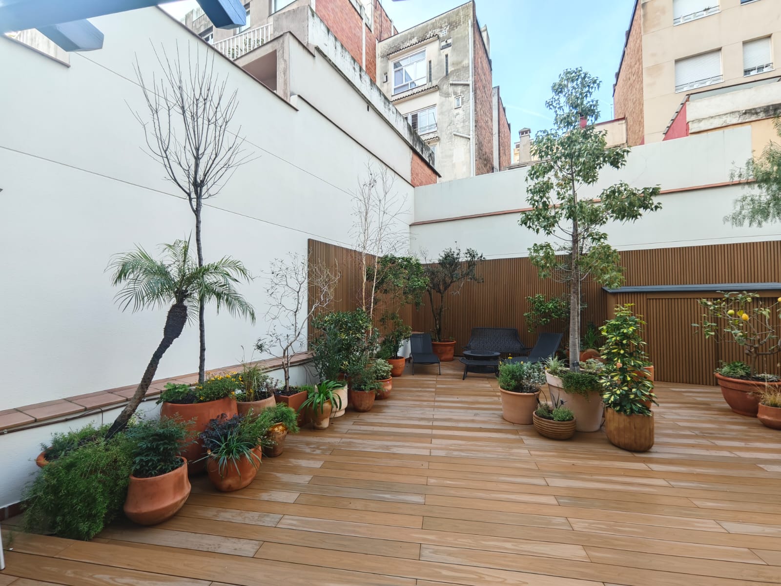 Resultado final del proyecto Somni Mediterrani con jardín mediterráneo de madera